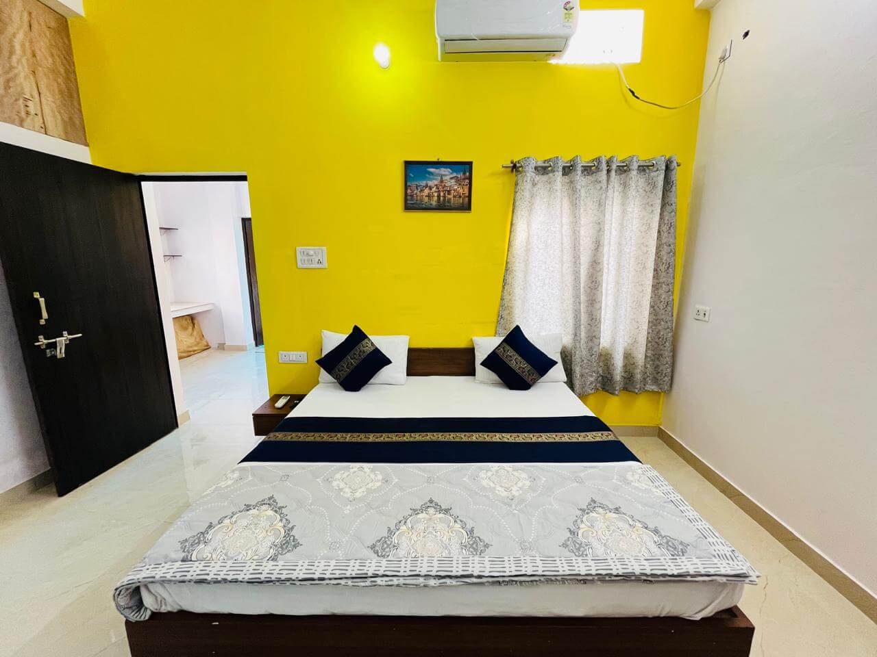 2BHK (2 Queen Bed, 1 Twin Bed, 2 Bathroom, 1 Kitchen)