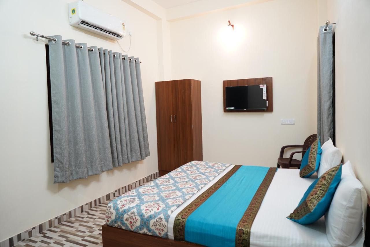 2BHK (2 Queen Bed, 1 Twin Bed, 2 Bathroom, 1 Kitchen)