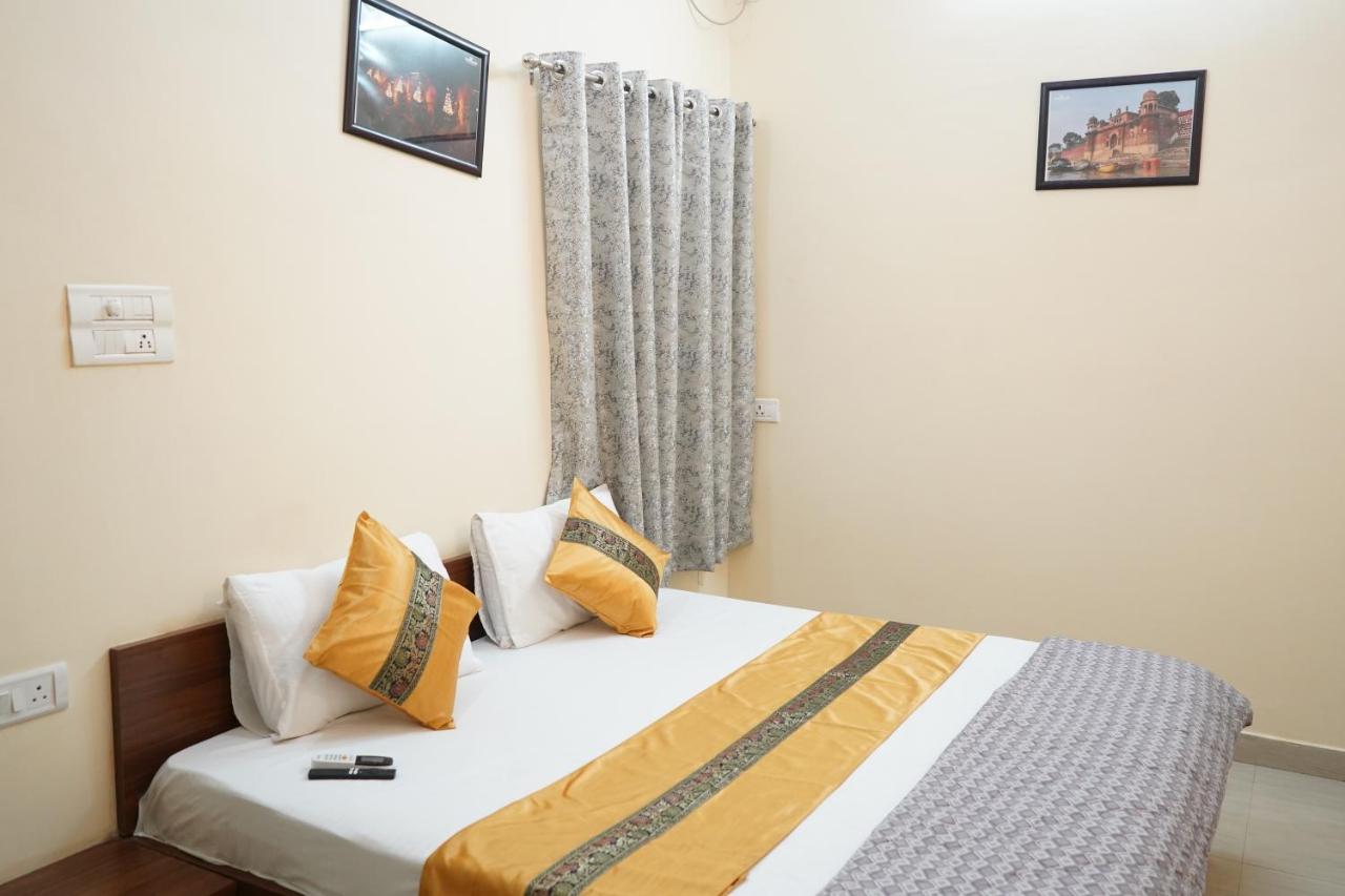 2BHK (2 Queen Bed, 1 Twin Bed, 2 Bathroom, 1 Kitchen)