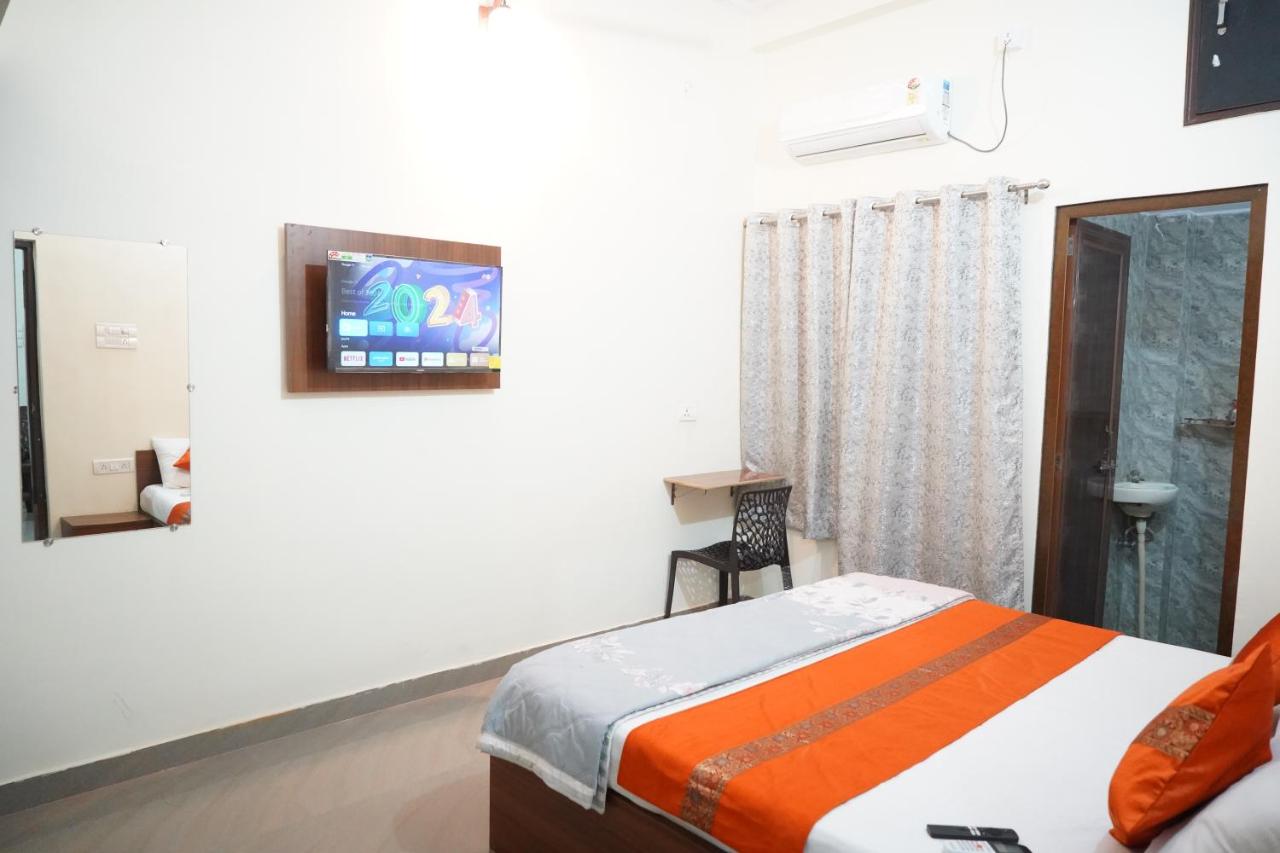2BHK (2 Queen Bed, 1 Twin Bed, 2 Bathroom, 1 Kitchen)