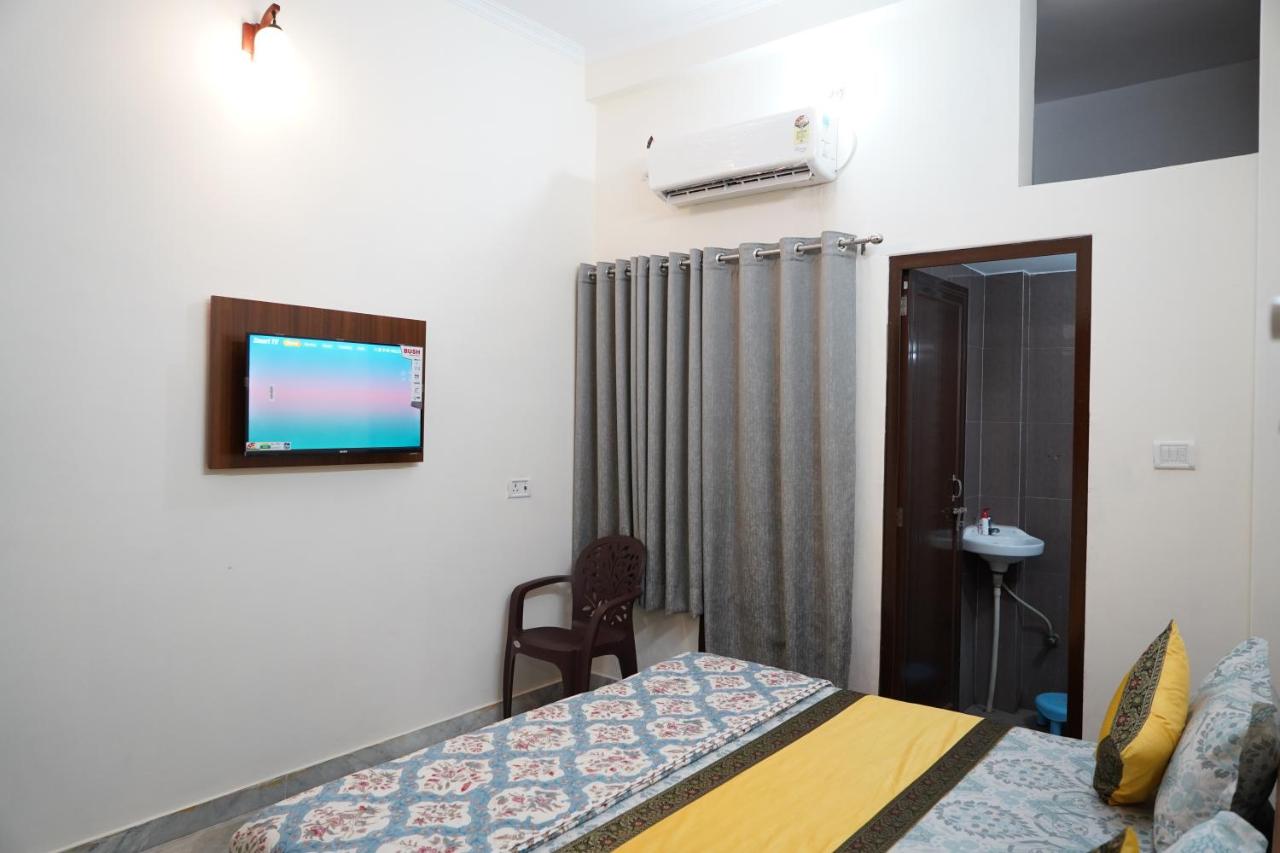 2BHK (2 Queen Bed, 1 Twin Bed, 2 Bathroom, 1 Kitchen)